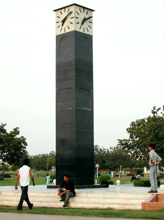 nisar_shaheed_park_karachi_defence_watch_people